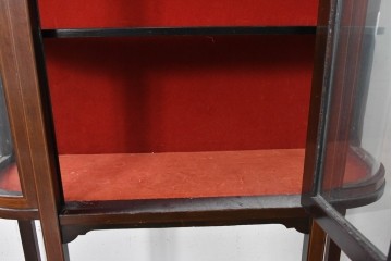 イギリスアンティーク　マホガニー材　小振りサイズが魅力の曲げガラス入りキャビネット　(R-087817)