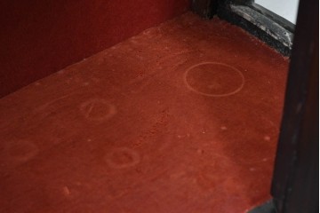 イギリスアンティーク　マホガニー材　小振りサイズが魅力の曲げガラス入りキャビネット　(R-087817)