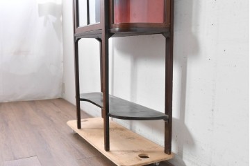 イギリスアンティーク　マホガニー材　小振りサイズが魅力の曲げガラス入りキャビネット　(R-087817)