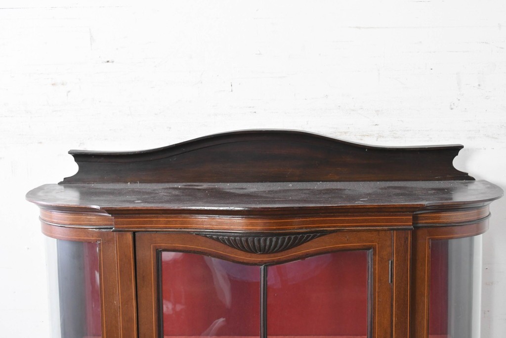 イギリスアンティーク　マホガニー材　小振りサイズが魅力の曲げガラス入りキャビネット　(R-087817)