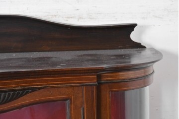 イギリスアンティーク　マホガニー材　小振りサイズが魅力の曲げガラス入りキャビネット　(R-087817)