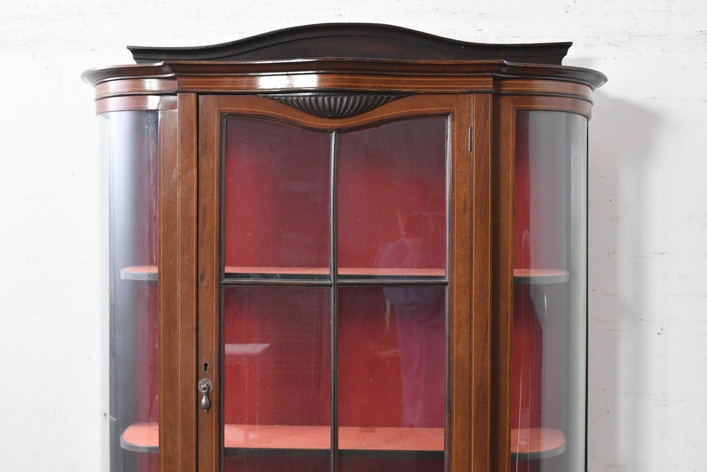 イギリスアンティーク　マホガニー材　小振りサイズが魅力の曲げガラス入りキャビネット　(R-087817)