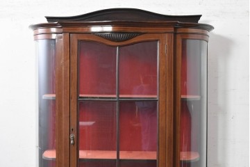 イギリスアンティーク　マホガニー材　小振りサイズが魅力の曲げガラス入りキャビネット　(R-087817)