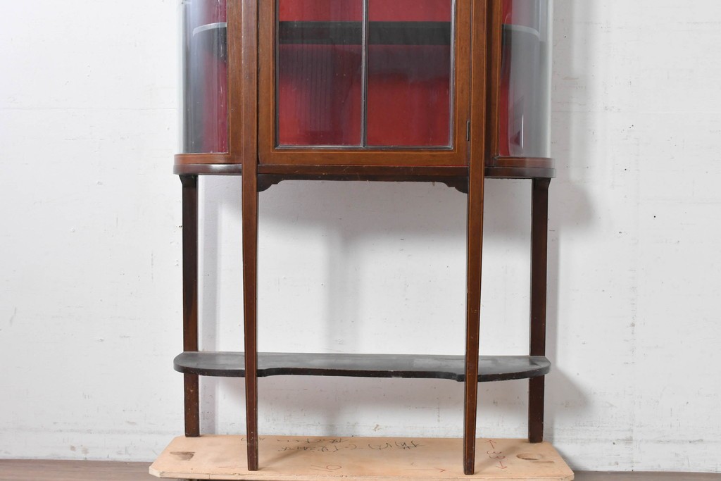 イギリスアンティーク　マホガニー材　小振りサイズが魅力の曲げガラス入りキャビネット　(R-087817)