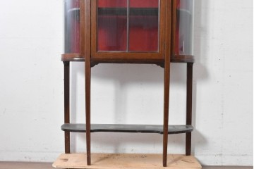 イギリスアンティーク　マホガニー材　小振りサイズが魅力の曲げガラス入りキャビネット　(R-087817)