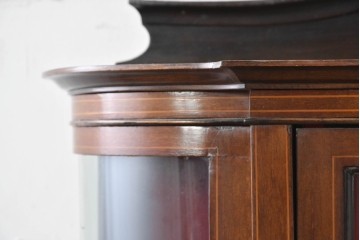 イギリスアンティーク　マホガニー材　小振りサイズが魅力の曲げガラス入りキャビネット　(R-087817)