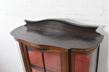 イギリスアンティーク　マホガニー材　小振りサイズが魅力の曲げガラス入りキャビネット　(R-087817)