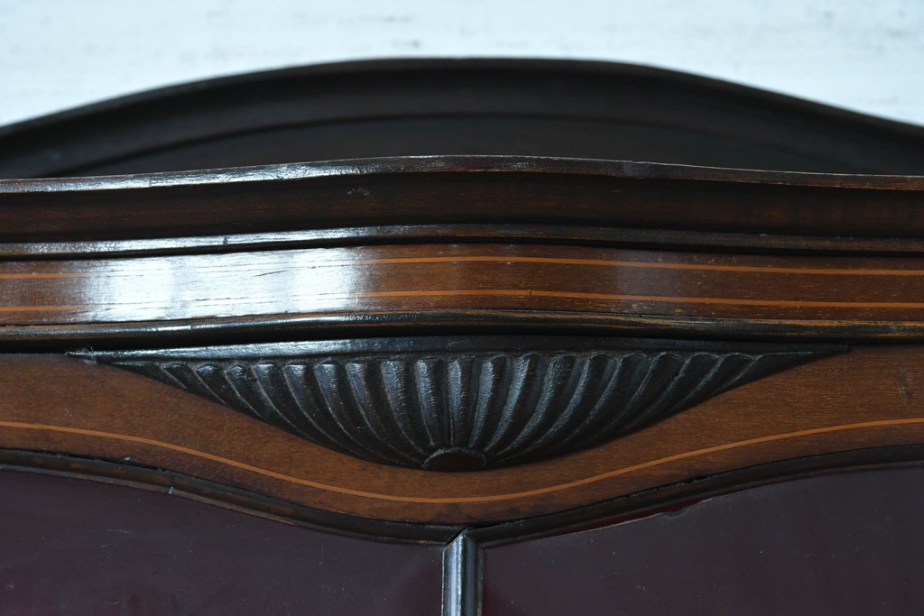 イギリスアンティーク　マホガニー材　小振りサイズが魅力の曲げガラス入りキャビネット　(R-087817)