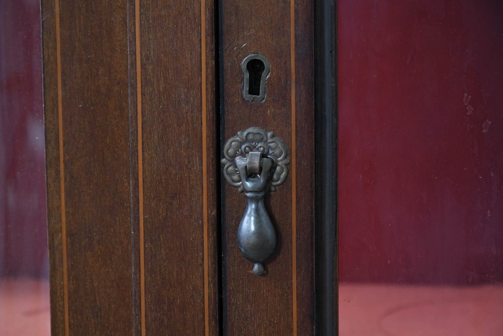 イギリスアンティーク　マホガニー材　小振りサイズが魅力の曲げガラス入りキャビネット　(R-087817)