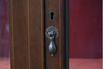 イギリスアンティーク　マホガニー材　小振りサイズが魅力の曲げガラス入りキャビネット　(R-087817)