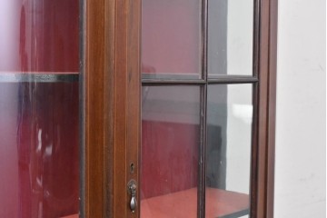 イギリスアンティーク　マホガニー材　小振りサイズが魅力の曲げガラス入りキャビネット　(R-087817)