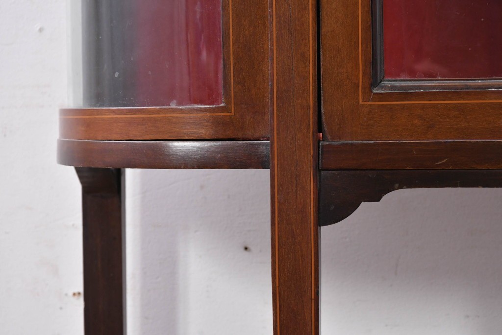 イギリスアンティーク　マホガニー材　小振りサイズが魅力の曲げガラス入りキャビネット　(R-087817)