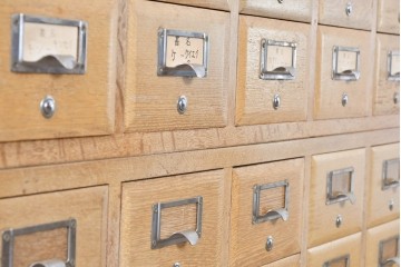 和製ヴィンテージ　昭和レトロ　KIHARA　ナラ材製　小物収納に最適な図書館のカードケース　(R-087819)