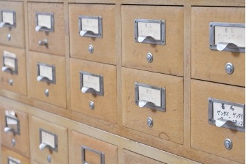 和製ヴィンテージ　昭和レトロ　KIHARA　ナラ材製　卓上収納におすすめの図書館のカードケース　(R-087820)