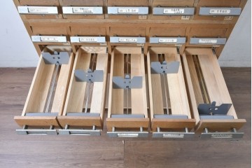 和製ヴィンテージ　昭和レトロ　KIHARA　ナラ材製　小物収納に最適な図書館のスタッキングカードケース　(R-087821)