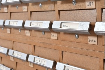 和製ヴィンテージ　昭和レトロ　KIHARA　ナラ材製　卓上収納におすすめの図書館のカードケース　(R-087822)