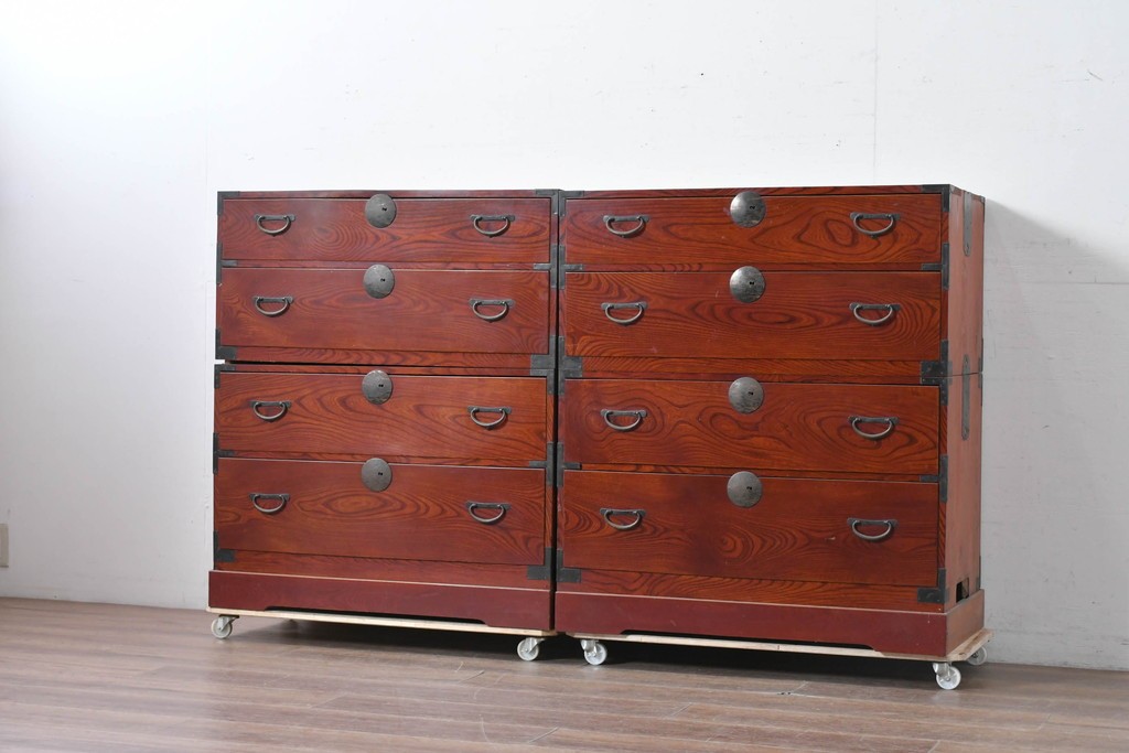 和製アンティーク　美品　希少　前面欅材　漆塗りの合わせ一間夫婦箪笥　(R-087823)