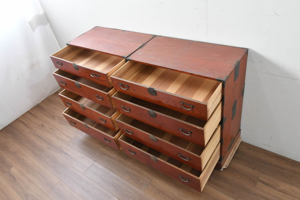 和製アンティーク　美品　希少　前面欅材　漆塗りの合わせ一間夫婦箪笥　(R-087823)