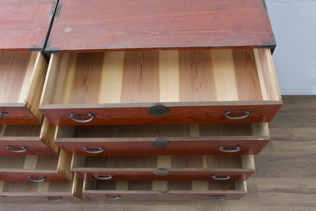 和製アンティーク　美品　希少　前面欅材　漆塗りの合わせ一間夫婦箪笥　(R-087823)