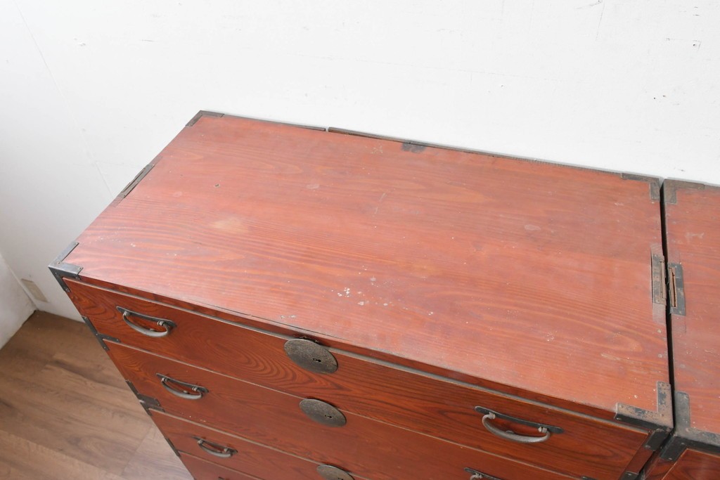 和製アンティーク　美品　希少　前面欅材　漆塗りの合わせ一間夫婦箪笥　(R-087823)