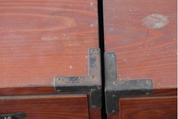 和製アンティーク　美品　希少　前面欅材　漆塗りの合わせ一間夫婦箪笥　(R-087823)