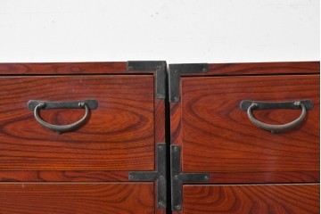 和製アンティーク　美品　希少　前面欅材　漆塗りの合わせ一間夫婦箪笥　(R-087823)