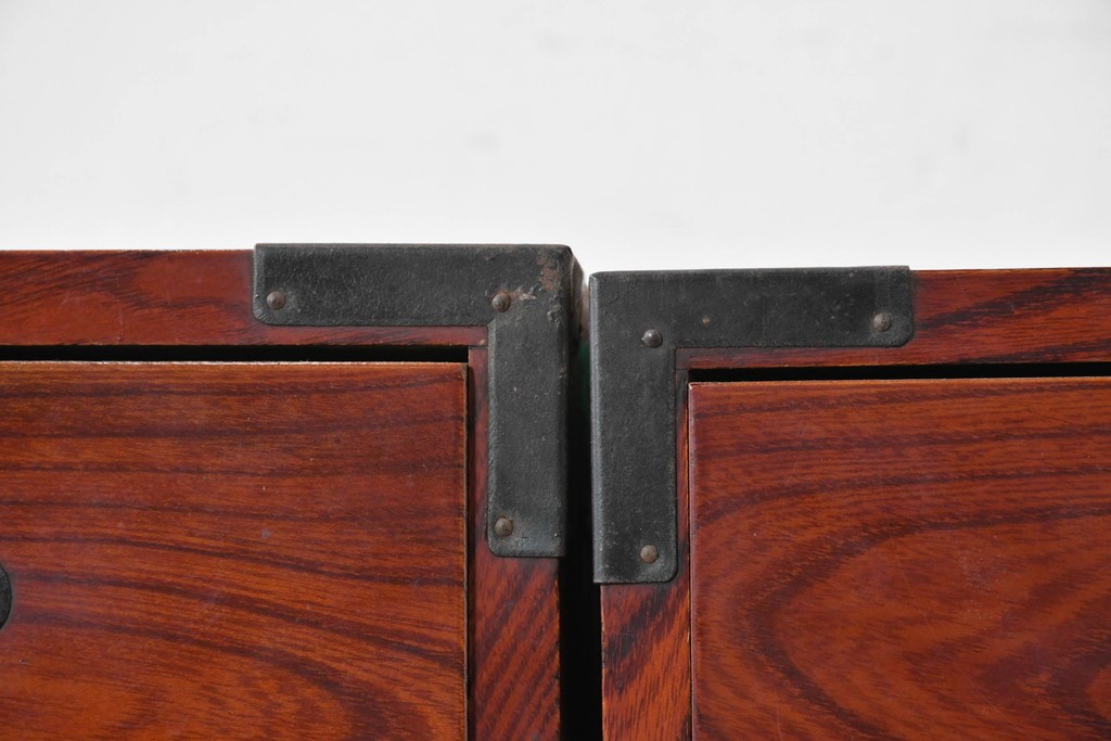 和製アンティーク　美品　希少　前面欅材　漆塗りの合わせ一間夫婦箪笥　(R-087823)