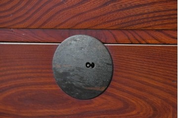 和製アンティーク　美品　希少　前面欅材　漆塗りの合わせ一間夫婦箪笥　(R-087823)