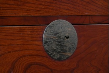 和製アンティーク　美品　希少　前面欅材　漆塗りの合わせ一間夫婦箪笥　(R-087823)