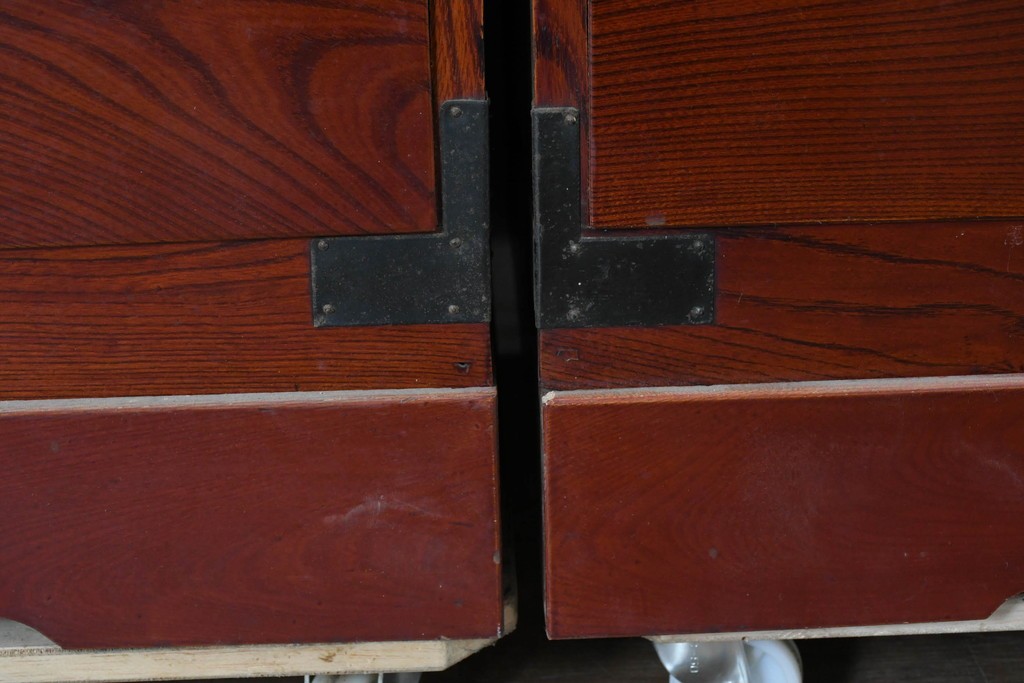 和製アンティーク　美品　希少　前面欅材　漆塗りの合わせ一間夫婦箪笥　(R-087823)