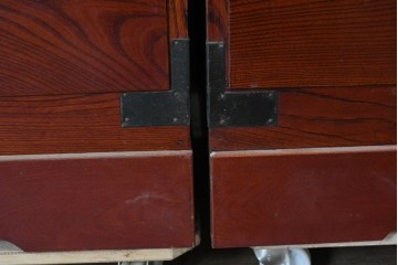 和製アンティーク　美品　希少　前面欅材　漆塗りの合わせ一間夫婦箪笥　(R-087823)