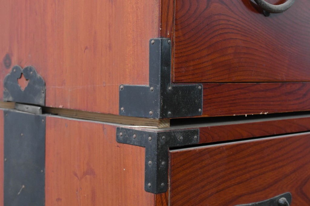 和製アンティーク　美品　希少　前面欅材　漆塗りの合わせ一間夫婦箪笥　(R-087823)