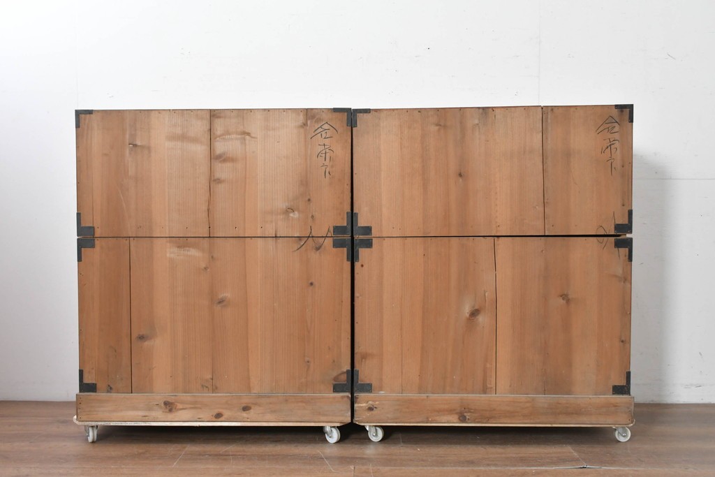 和製アンティーク　美品　希少　前面欅材　漆塗りの合わせ一間夫婦箪笥　(R-087823)