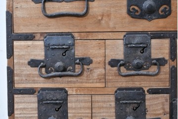 和製アンティーク　明治大正期　秋田産　鉄金具が趣深い総桐材の帳場小箪笥　(R-087827)