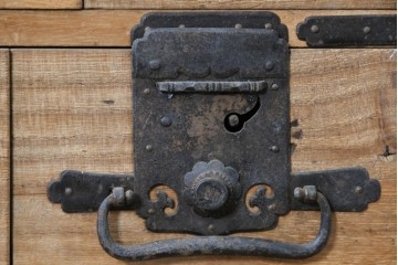 和製アンティーク　明治大正期　秋田産　鉄金具が趣深い総桐材の帳場小箪笥　(R-087827)