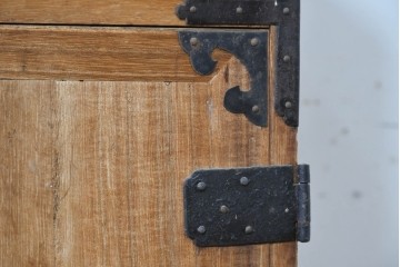 和製アンティーク　明治大正期　秋田産　鉄金具が趣深い総桐材の帳場小箪笥　(R-087827)