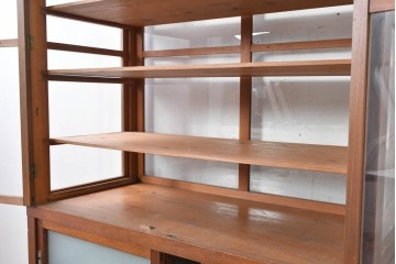 和製アンティーク　美品　希少デザイン!!　レトロナチュラルな色味がかわいらしい4面ガラスの脚付きキャビネット　(R-087828)