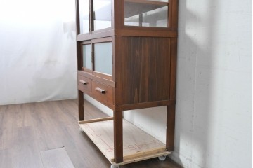 和製アンティーク　美品　希少デザイン!!　レトロナチュラルな色味がかわいらしい4面ガラスの脚付きキャビネット　(R-087828)