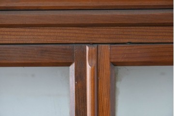 和製アンティーク　美品　希少デザイン!!　レトロナチュラルな色味がかわいらしい4面ガラスの脚付きキャビネット　(R-087828)