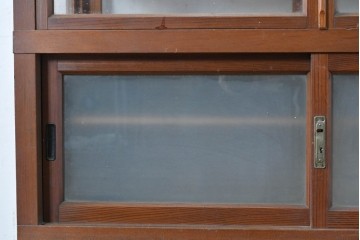 和製アンティーク　美品　希少デザイン!!　レトロナチュラルな色味がかわいらしい4面ガラスの脚付きキャビネット　(R-087828)