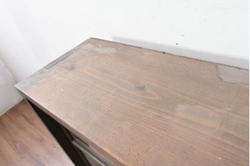 和製アンティーク　人気の薄型!!　腰高サイズで天板上も使いやすいレトロなガラス戸棚　(R-087830)