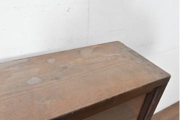 和製アンティーク　人気の薄型!!　腰高サイズで天板上も使いやすいレトロなガラス戸棚　(R-087830)