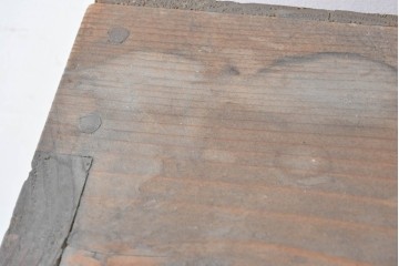 和製アンティーク　人気の薄型!!　腰高サイズで天板上も使いやすいレトロなガラス戸棚　(R-087830)