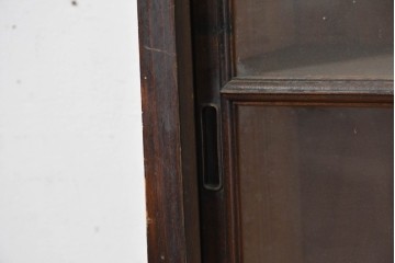 和製アンティーク　人気の薄型!!　腰高サイズで天板上も使いやすいレトロなガラス戸棚　(R-087830)