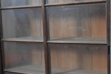 和製アンティーク　人気の薄型!!　腰高サイズで天板上も使いやすいレトロなガラス戸棚　(R-087830)