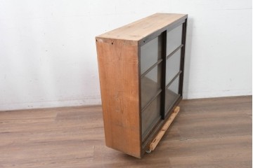 和製アンティーク　人気の薄型!!　素朴でレトロな雰囲気のガラス戸棚　(R-087831)