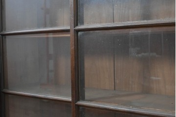 和製アンティーク　人気の薄型!!　素朴でレトロな雰囲気のガラス戸棚　(R-087831)