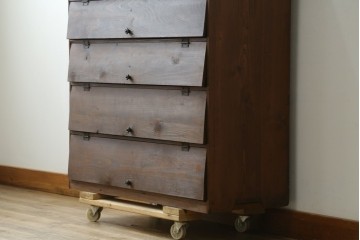 和製アンティーク　昭和レトロ　懐かしのパタパタ扉が付いた古い木味の下駄箱　(R-087837)