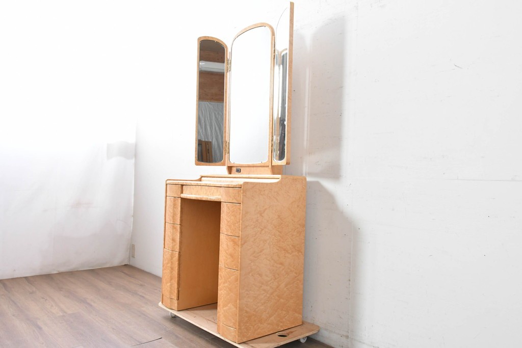 中古　美品　IDC大塚家具　クレージュ　バーズアイメープルを用いた三面鏡付きドレッサー　定価約33万円　(R-087839)