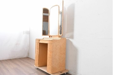 中古　美品　IDC大塚家具　クレージュ　バーズアイメープルを用いた三面鏡付きドレッサー　定価約33万円　(R-087839)